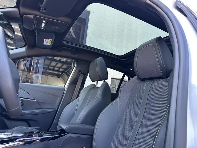 Peugeot 208 1.2 Hybrid 145 PK GT Automaat | Meest Complete Uitvoering | Glazen Panoramadak | Navigatie | 360 Graden Camera | Dode Hoek Detectie | Climate Control | Keyless Entry & Start | Cruise Control | Sportstoelen | 17" Lichtmetalen Velgen | Full LED Verlichting 