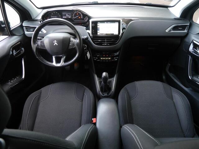 Peugeot 208 1.2 PureTech Allure | Cruise control | Navigatie | Lichtmetalen velgen | Climate control | Apple Carplay/Android Auto | Parkeersensoren achter