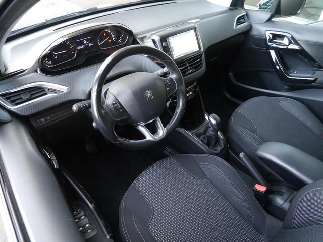 Peugeot 208 1.2 PureTech Allure | Cruise control | Navigatie | Lichtmetalen velgen | Climate control | Apple Carplay/Android Auto | Parkeersensoren achter