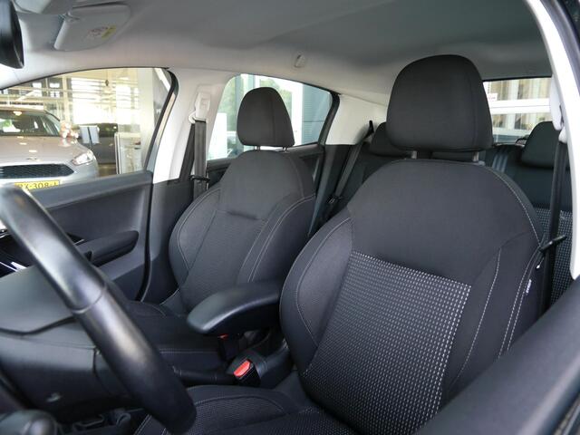 Peugeot 208 1.2 PureTech Allure | Cruise control | Navigatie | Lichtmetalen velgen | Climate control | Apple Carplay/Android Auto | Parkeersensoren achter