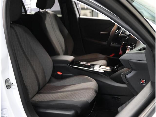 Peugeot 208 Hybrid 100PK e-DCS6 Allure | AppleCarplay/Android Auto | Armsteun | Parkeersensoren | Navigatie | FULL LED | Lederen Stuurwiel | Climate Control | Cruise Control | 16" LMV | Isofix | Privacy Glass |