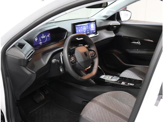 Peugeot 208 Hybrid 100PK e-DCS6 Allure | AppleCarplay/Android Auto | Armsteun | Parkeersensoren | Navigatie | FULL LED | Lederen Stuurwiel | Climate Control | Cruise Control | 16" LMV | Isofix | Privacy Glass |