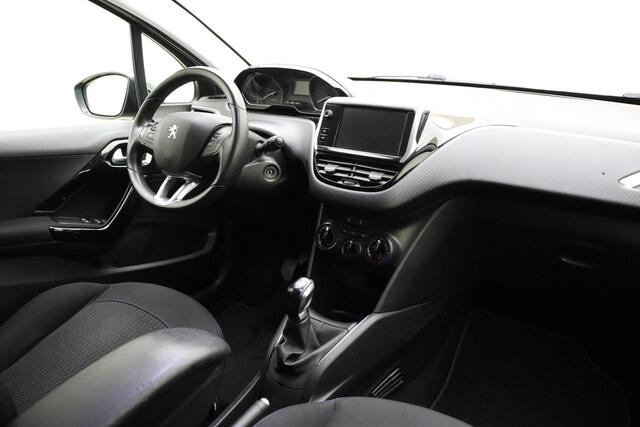 Peugeot 208 1.2 PureTech Signature 82 PK | Handgeschakeld | Airco | Navigatie | Cruise Control | Parkeersensor | Licht metalen velgen | Bluetooth | 1e eigenaar
