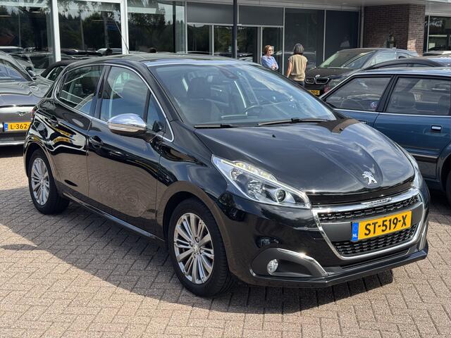 Peugeot 208 1.2 PureTech Allure / Panoramadak / Navigatie / Parkeerhulp achter / 16'' / Apple CarPlay / DAB / Cruise Control