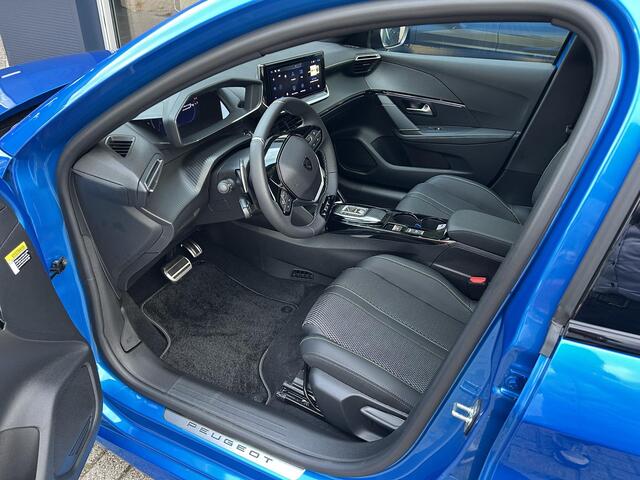 Peugeot 208 1.2 Hybrid 145 e-DCS6 GT | Meest Complete Uitvoering | Glazen Panoramadak | Navigatie | 360 Graden Camera | Dode Hoek Detectie | Climate Control | Keyless Entry & Start | Cruise Control | Sportstoelen | 17" Lichtmetalen Velgen | Full LED Verlichting | Par