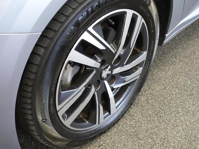 Peugeot 208 1.2 PureTech 100pk Aut. Allure Pack Navigatie Apple Carplay/Android Auto Camera Parkeersensor achter Cruise Control Virtual Cockpit Climate Control Getinte ramen