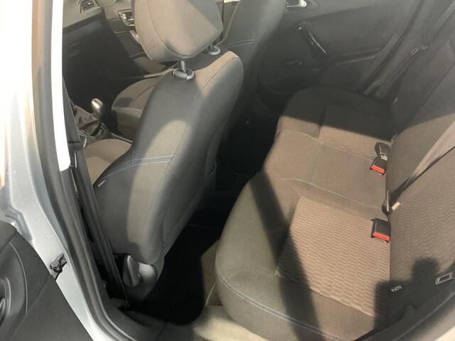 Peugeot 208 1.2 PureTech Signature TREKHAAK | PARKEERSENSOREN ACHTER | AIRCONDITIONING