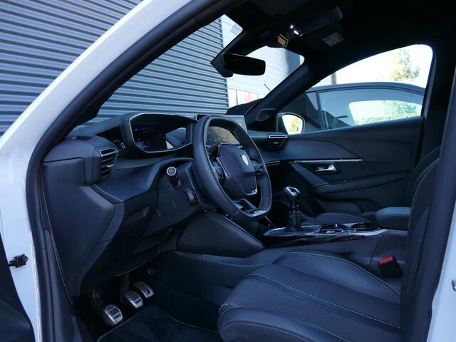 Peugeot 208 1.2 PureTech 100 GT | Camera | Climate Control | Keyless Entry & Start | Full LED | 17'' LM Velgen | Draadloze telefoonlader | Zwart dak 'Black Diamond'