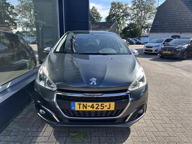 Peugeot 208 1.2 82 PK Allure / Style | All Season Banden | Trekhaak 1150KG | 16 inch LM-Velgen | Parkeersensoren | Touch Screen | Navigatie | Airco | Bluetooth.