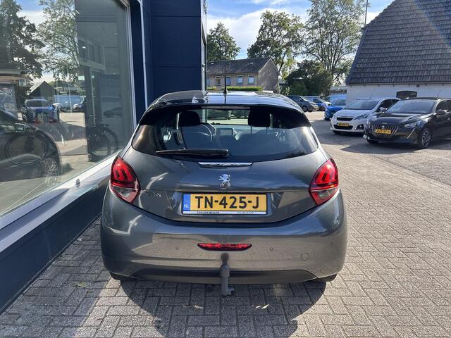 Peugeot 208 1.2 82 PK Allure / Style | All Season Banden | Trekhaak 1150KG | 16 inch LM-Velgen | Parkeersensoren | Touch Screen | Navigatie | Airco | Bluetooth.