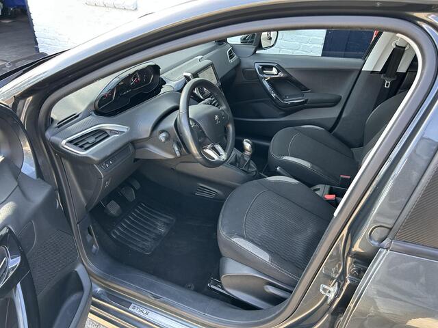 Peugeot 208 1.2 82 PK Allure / Style | All Season Banden | Trekhaak 1150KG | 16 inch LM-Velgen | Parkeersensoren | Touch Screen | Navigatie | Airco | Bluetooth.