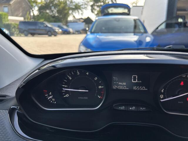 Peugeot 208 1.2 82 PK Allure / Style | All Season Banden | Trekhaak 1150KG | 16 inch LM-Velgen | Parkeersensoren | Touch Screen | Navigatie | Airco | Bluetooth.