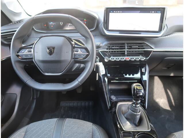 Peugeot 208 1.2 Benzine 100 Pk. * Allure Selenium * Navigatie * Draadloss Apple Carplay / Android Auto * Voor- en Achter Parkeer Sensoren * Climate & Cruise Control *1/2 Leder Interieur * Vingerhoets; Vierde Generatie Eersteklas Service !