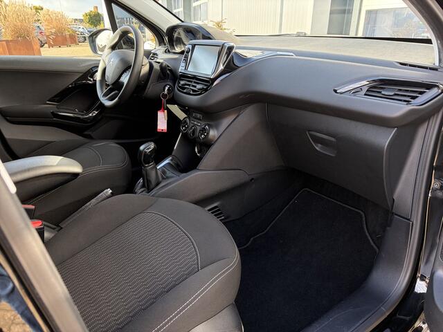 Peugeot 208 1.2 PureTech Blue Lion 82pk | Airco | Apple Carplay/Android Auto | Cruise control | DAB | Isofix bevestiging voor kinderzitjes | Navigatiesysteem full map | Parkeersensor achter | Zeer netjes!