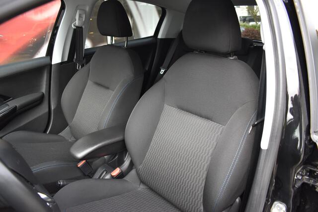 Peugeot 208 1.2 PureTech Signature / Carplay / Navi / Trekhaak / Airco / 17" LM / PDC