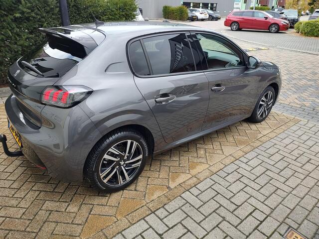 Peugeot 208 1.2 PureTech Allure Pack Automaat Trekhaak 360-Camera Navi-Carplay Nieuwe Distributie