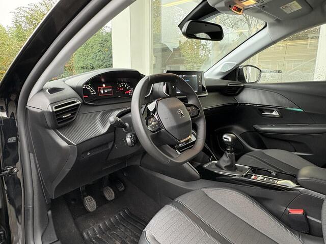 Peugeot 208 1.2T 100pk Allure Pack | Keyless Entry | Stoelverwarming | Apple Cayplay/Android Auto | Achteruitrijcamera | Privacy Glass | LED koplampen