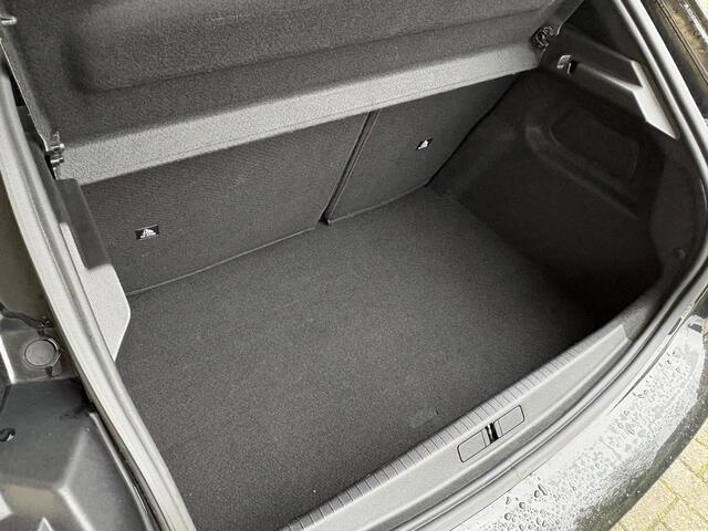 Peugeot 208 1.2T 100pk Allure Pack | Keyless Entry | Stoelverwarming | Apple Cayplay/Android Auto | Achteruitrijcamera | Privacy Glass | LED koplampen