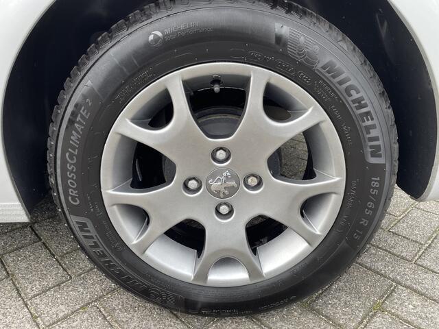 Peugeot 208 82pk Blue Lion (Airco - Navigatie - Apple Carplay - Parkeersensoren - Lichtmetalen velgen)