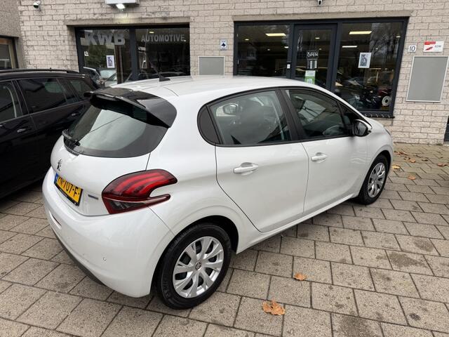 Peugeot 208 1.2 PureT. Parelmoer wit Navi Distri VV