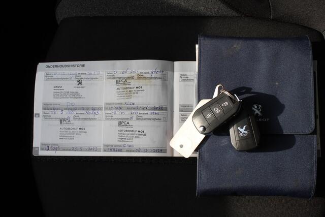 Peugeot 3008 1.2 PureTech Blue Lease Executive Navigatie/Lane assist/Cruise control/Climate control/Apple carplay/Virtual cockpit/Achteruitrijcamera/Parkeersensoren/Bluetooth/Spraakbediening/Multifunctioneel stuurwiel/17'' Lichtmetalen velgen/Elektrische ramen/Elektri