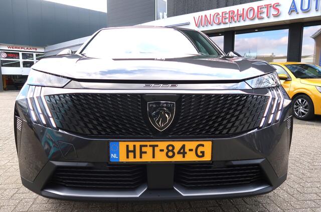 Peugeot 3008 1.2 Hybrid 136 Allure * Nieuw Model * Uit voorraad leverbaar * Hybride / Benzine Automaat * Navigatie * Stuur- en Stoel Verwarming * 1/2 Leder Interieur * Parkeer Camera en Sensoren * DAB Radio * etc.... Zie Foto's *