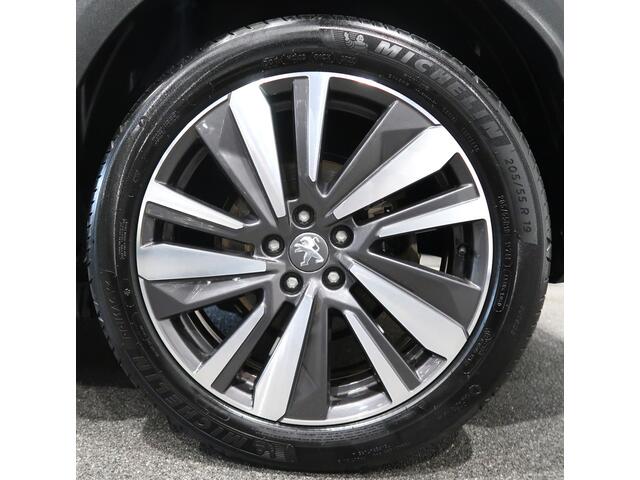 Peugeot 3008 Allure 130 Pk. met 1.400 Kg Trekvermogen * Achteruitrij Parkeer Camera * 19" L.M. Velgen * Voor en Achter Parkeersensoren * Adaptive Cruise Control * Stoelverwarming * Keyless Entry & Start Button * Navigatie & Spotify via Apple Car P Vingerhoets; Vierde 