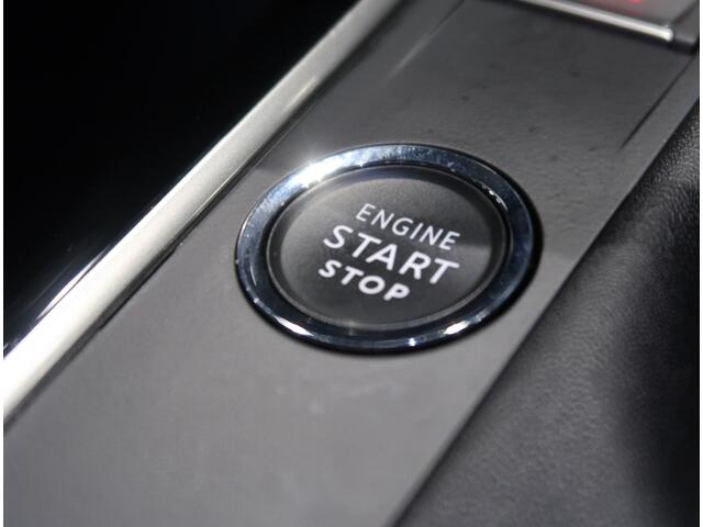 Peugeot 3008 Allure 130 Pk. met 1.400 Kg Trekvermogen * Achteruitrij Parkeer Camera * 19" L.M. Velgen * Voor en Achter Parkeersensoren * Adaptive Cruise Control * Stoelverwarming * Keyless Entry & Start Button * Navigatie & Spotify via Apple Car P Vingerhoets; Vierde 