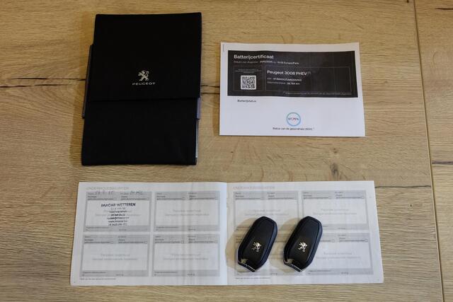 Peugeot 3008 1.6 HYbrid 225 GT Pack Business / Pano / Massage / Focal / Camera