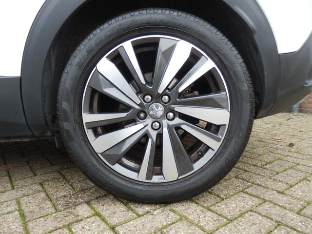 Peugeot 3008 1.2 PURETECH ALLURE trekhaak/19inch alu/airco