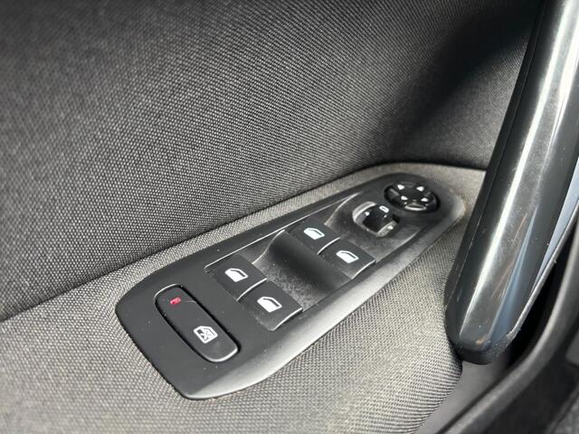 Peugeot 308 1.6 HDI 2018 Wit Trekhaak Facelift