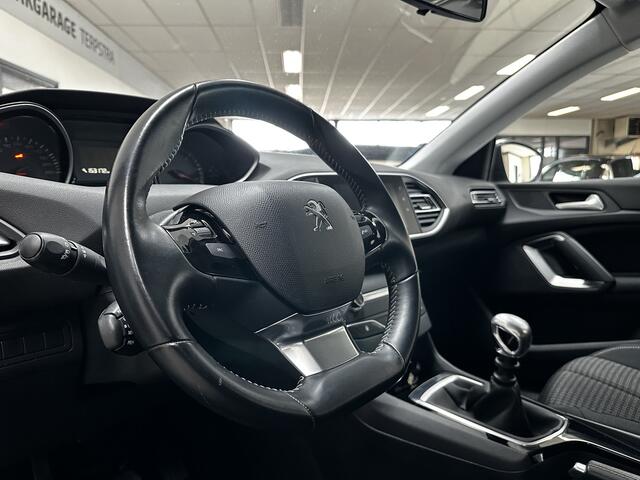 Peugeot 308 1.5 BlueHDi/ Facelift!/ 131pk!/ Apple + Android/ Navi/ Airco/ Cruise/ Elek. pakket/ Isofix/ Bluetooth/ Armsteun/ Multi. LEDER. Stuur/ Getint glas/ LED Dagrijverl.