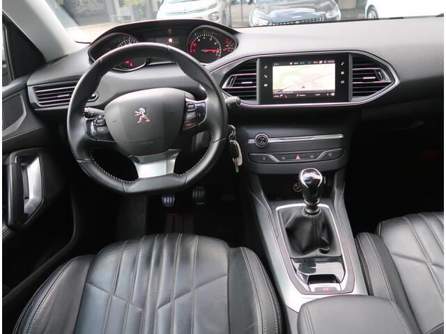 Peugeot 308 SW 130 Pk Premium Allure SW Benzine Zwart Lederen Bekleding * Elektrisch en Verwarmde Stoelen met Massage * Panoramadak * Achteruitrij Camera * Dodehoekdetectoren * L.M. Velgen * Navigatie * Climate & Cruise Control * Vingerhoets; Vierde Generatie Eerstek