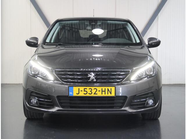 Peugeot 308 130PK Premium | AppleCarPlay/AndroidAuto | Glazendak | Navigatie | Cruise Control | Armsteun | Climate Control | Camera | Privacy Glass | Isofix |