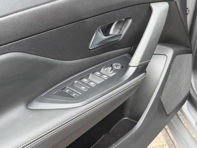 Peugeot 308 1.2 PureTech GT l I-Cockpit l Stoelverwarming l Sfeer l Camera l Navi
