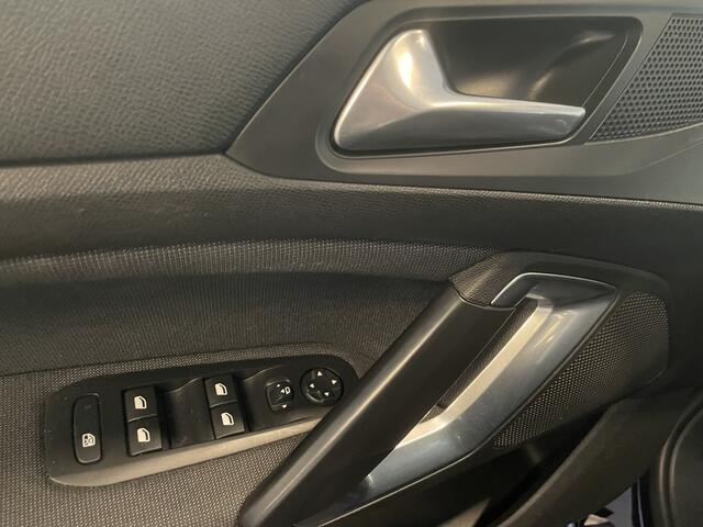 Peugeot 308 1.2 PureTech Allure 130pk Navigatie-Verwarmde voorstoelen-Climate control-Parkeersensoren