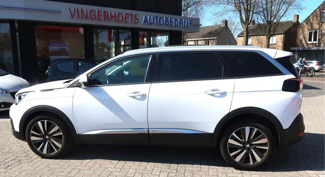 Peugeot 5008 Superluxe 7-Persoons 130 Pk Benzine * Open Schuifdak * 1/2 Lederen Interieur * Voor en Achter Parkeersensoren * Climate & Cruise Control * L.M. Velgen * Apple Car Play & Android Auto voor Google Maps & Spotify * Vingerhoets; Vierde Generatie Eersteklas Se