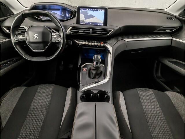 Peugeot 5008 1.2 PureTech Sport 7 Persoons (APPLE CARPLAY, GROOT NAVI, PARKEERSENSOREN, SPORTSTOELEN, GETINT GLAS, CRUISE, NIEUWSTAAT)