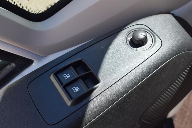 Peugeot BOXER 335 2.2 HDI L4 BAKWAGEN DAKSPOILER NAVI DAB CRUISE