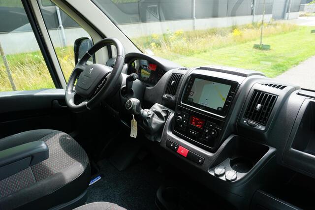Peugeot BOXER 2.2 BlueHDi 165 L3H2 3.5t In Topstaat |165 pk |Metallic |1e eigenaar |3500 KG |EURO6D |Camera |Cruise |Navi |Clima |Trekhaak |Geveerde stoel |Betimmering |Carplay
