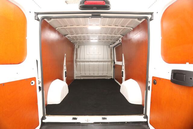 Peugeot BOXER 330 2.2 BlueHDi 120 L2H1 | MARGE! | Airco | Camera | Cruise | Navigatie | 3 Persoons | PDC | Imperiaal | Trekhaak