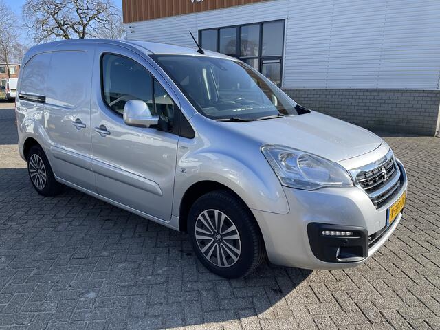 Peugeot PARTNER 120 1.6 BlueHDi 100 L1 Premium Pack S&S / vaste prijs rijklaar ¤ 9950 ex btw / lease vanaf ¤ 183 / airco / cruise / navi / achteruit rijcamera / 3 zits / zilver metallic !