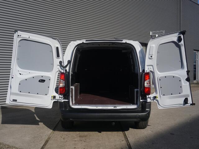 Peugeot PARTNER e-Partner L2 50 kWh | 2,9% rente | navi incl. Apple Carplay | 2x camera | 3-zitter | betimmering | parkeersensoren voor/achter | rijklaarprijs