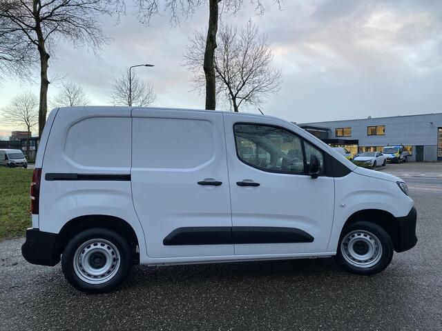 Peugeot PARTNER e-Partner L1 50 kWh 136pk | ACTIE! | 8 jaar garantie | NAVI | Multimedia | Apple Carplay | Android Auto | Achteruitrijcamera | Parkeersensoren voor en achter | Dode hoek detectie | Surround view | Licht- en regensensor | Mistlampen | Stuurwielbediening | 