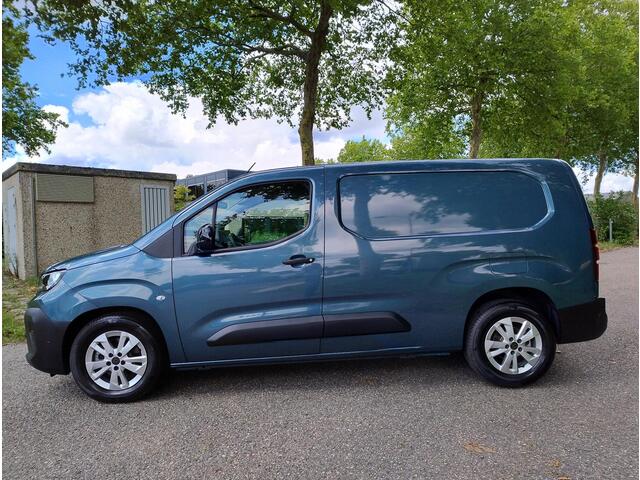 Peugeot PARTNER e-Partner L2 50 kWh 136pk | 8 jaar garantie | 3-zits | Adaptieve cruise control | Climate control | Multimedia | NAVI | Apple Carplay | Android Auto | Surround View | Achteruitrijcamera | Parkeersensoren rondom | Dode hoek detectie | Lederen stuurwiel | 1