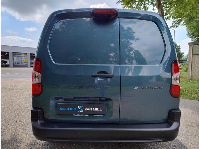 Peugeot PARTNER e-Partner L2 50 kWh 136pk | 8 jaar garantie | 3-zits | Adaptieve cruise control | Climate control | Multimedia | NAVI | Apple Carplay | Android Auto | Surround View | Achteruitrijcamera | Parkeersensoren rondom | Dode hoek detectie | Lederen stuurwiel | 1