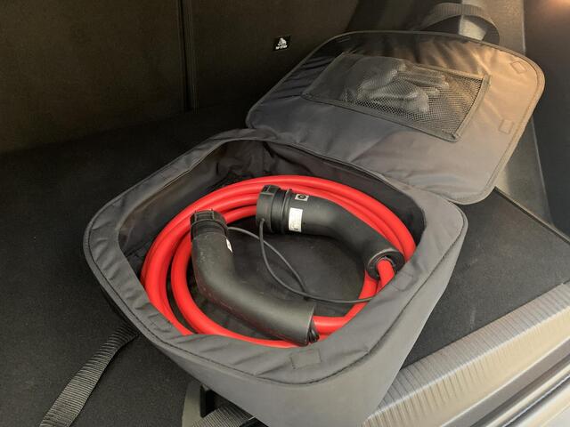 Peugeot e-2008 EV GT 50kWh 136pk 3-FASE Alcantara | Navigatie | Elektrisch bedienbare bestuurdersstoel | Stoelverwarming | Warmtepomp | Achteruitrijcamera