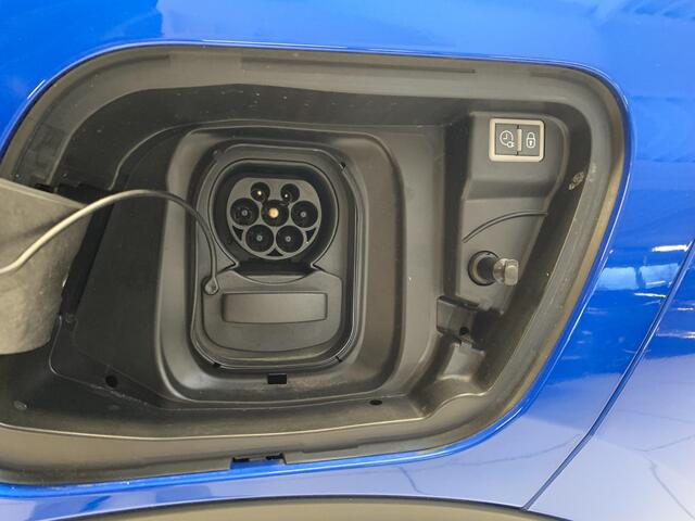 Peugeot e-2008 EV GT 50kWh 136pk 3-FASE Alcantara | Navigatie | Elektrisch bedienbare bestuurdersstoel | Stoelverwarming | Warmtepomp | Achteruitrijcamera