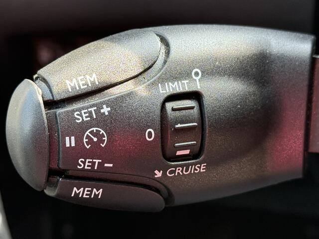 Peugeot e-2008 BWJ 2022 EV 136 PK Allure Pack 50 kWh CAMERA / APPLE CARP. / ANDROID AUT. CLIMA / NAVI / CRUISE / BLUETOOTH / PRIV. GLAS / ISOFIX / MULTIFUNCT. STUUR