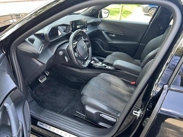 Peugeot e-2008 EV GT | Volledig Elektrisch | Full LED Verlichting | Navigatie | 3-Fase Lader | Camera | Keyless Start | Lichtmetalen Velgen | Cruise Control | Climate Control | Half Lederen Bekleding | Sportieve Uitvoering |